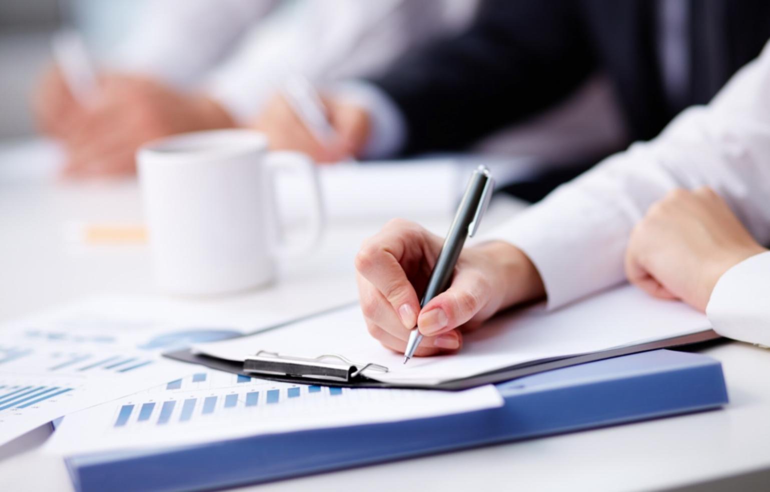 Suasana pembelajaran trading dengan mentor berpengalaman