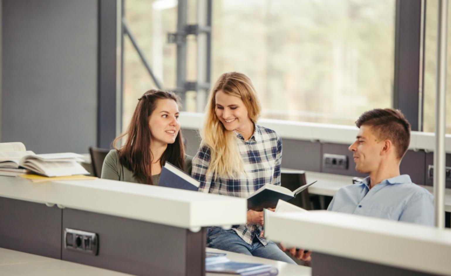 Peserta Xorton sedang mempraktikkan analisis teknikal pada platform trading